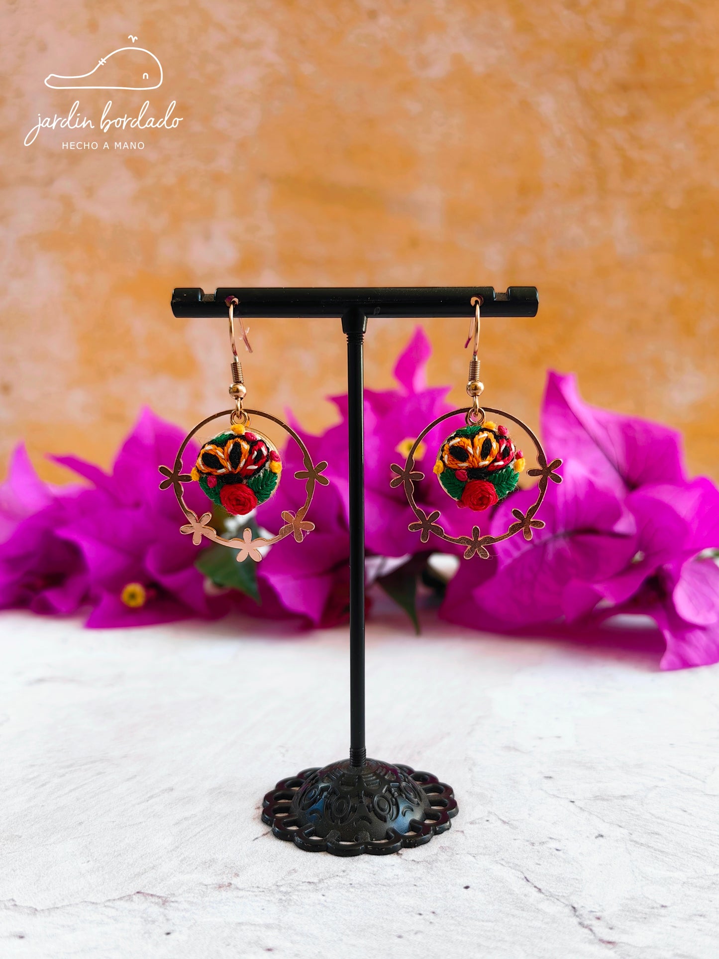 Aretes mariposa en flor