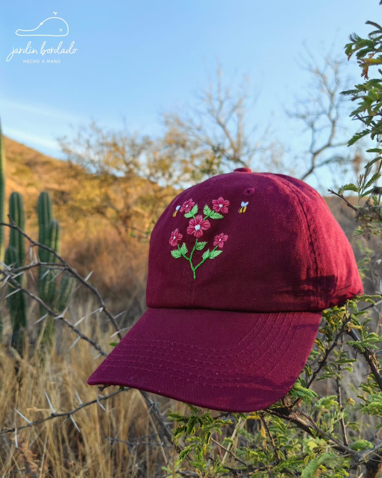 Gorra flores vino