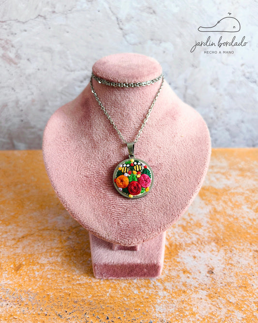 Collar rosas con abejitas