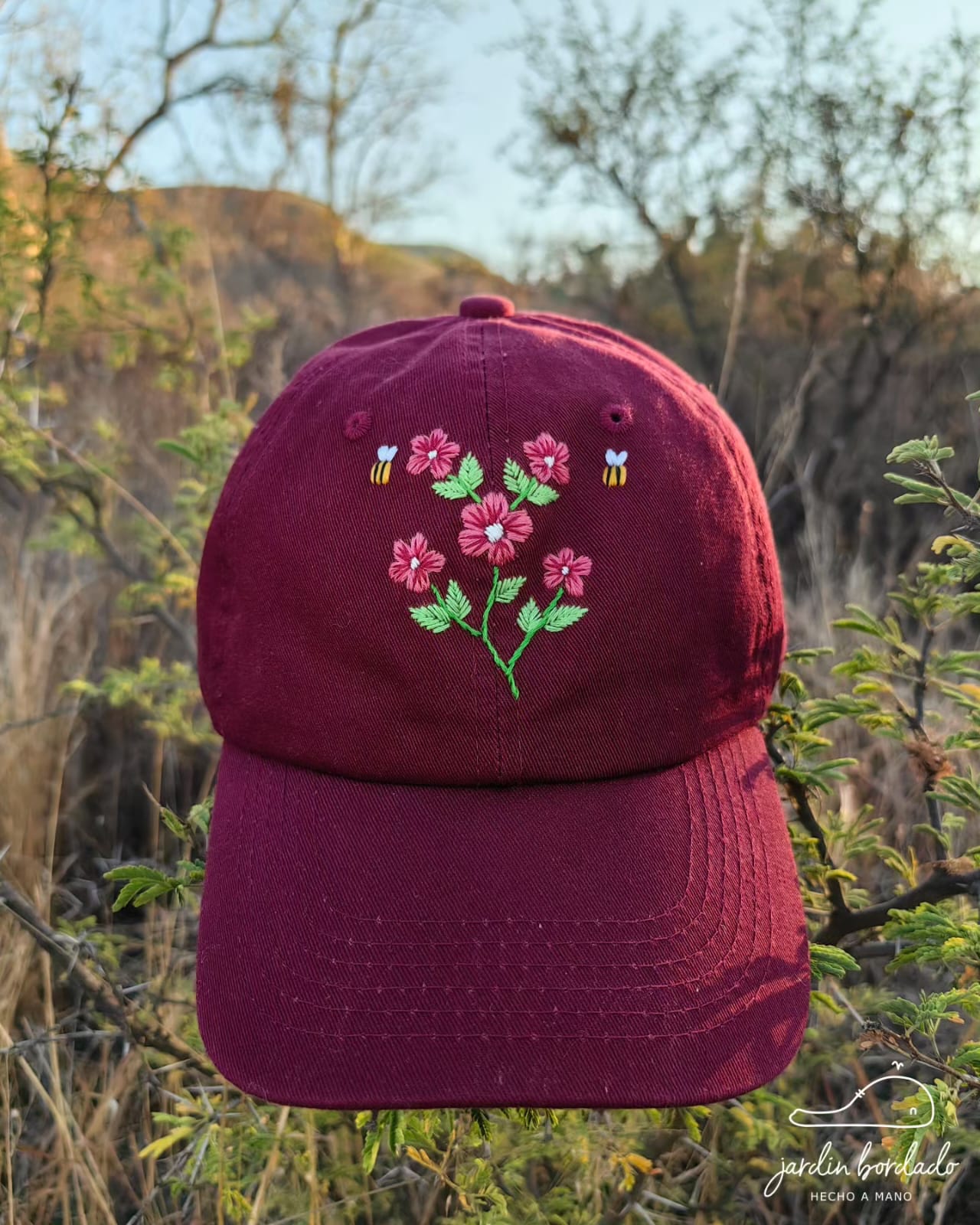Gorra flores vino